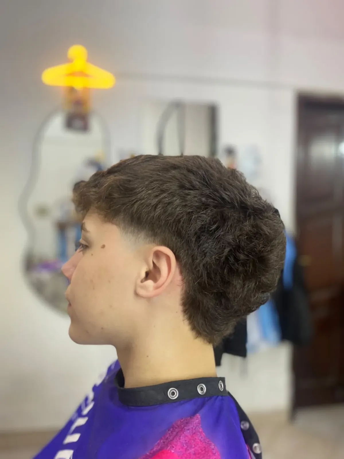 Corte con flequillo y degradado bajo prolijo