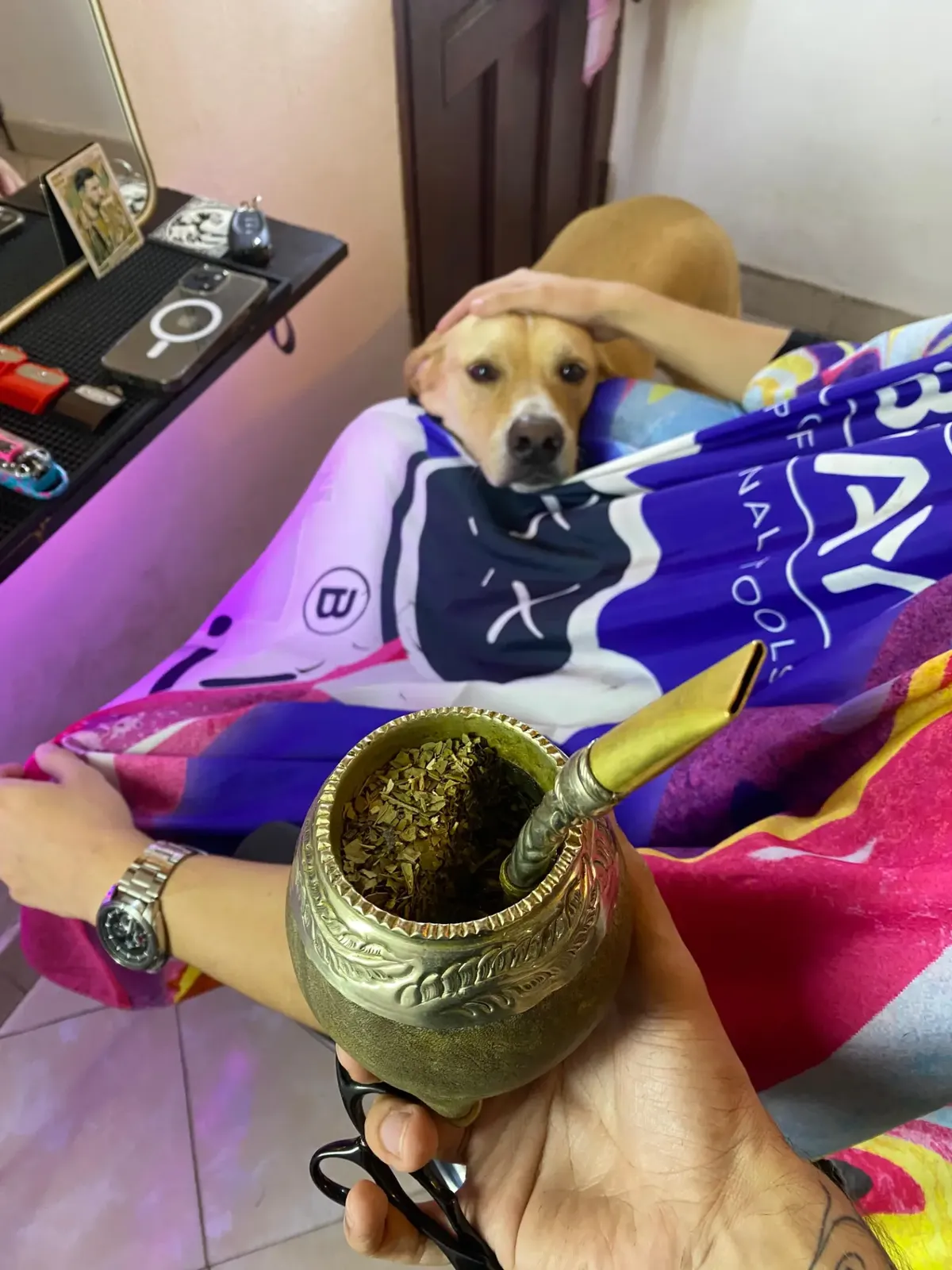 Cliente relajado durante su turno en la barbería