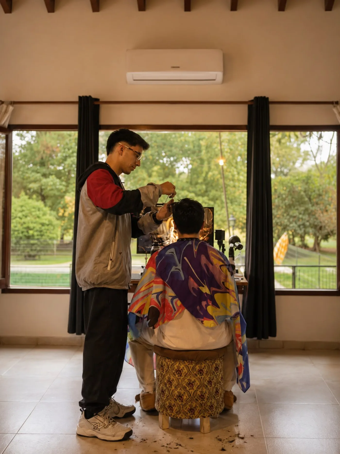 Clase de barbería práctica en la academia de Charlie's Studio